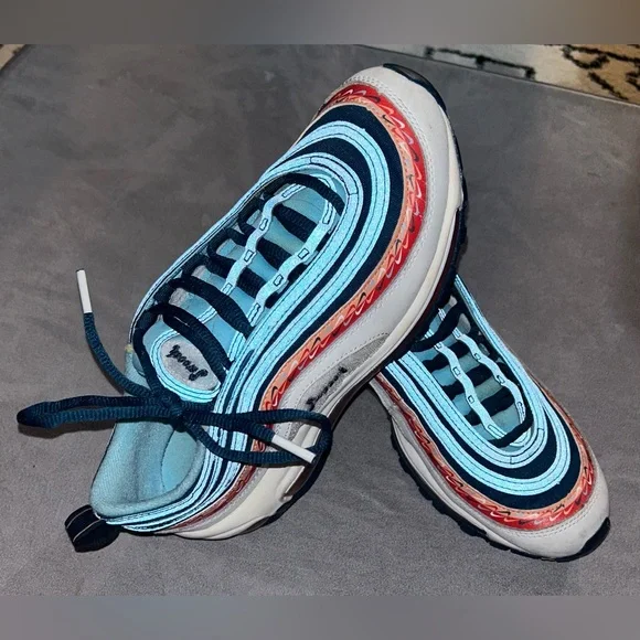 Nike Air Max Shoes - Picture 2 of 5